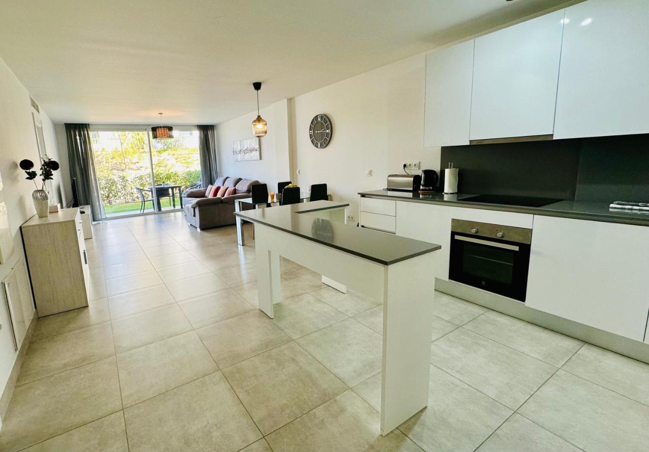 2-Bedroom-Apartment With A Terrace, Pool, Gym Málaga Exterior foto